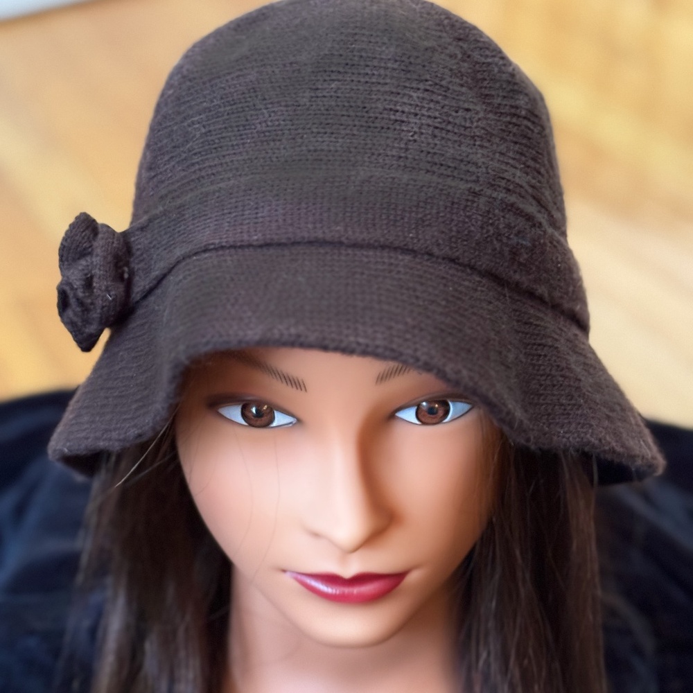 Women's brown hat with side flower